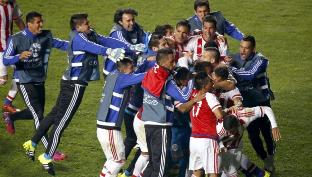 Los jugadores de la selección paraguaya celebran su victoria