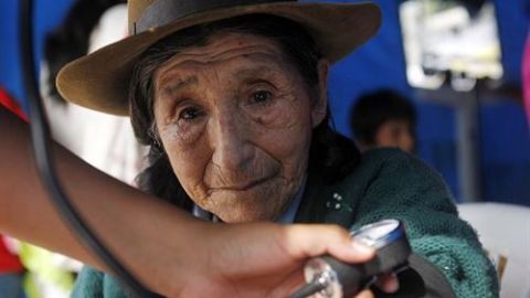 Un mujer de la tercera edad es atendida por una brigada m&eacute;dica