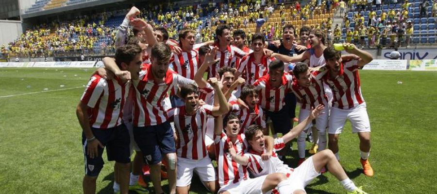 Los jugadores del Bilbao Athletic celebran el ascenso a la Liga Adelante Los jugadores del Bilbao Athletic celebran el ascenso a la Liga Adelante
