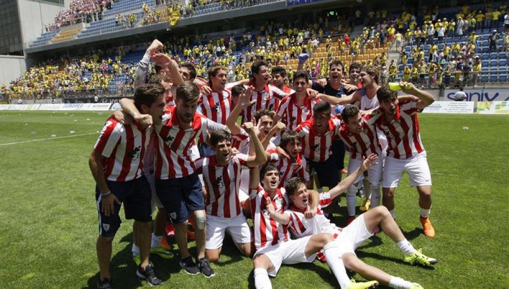 Los jugadores del Bilbao Athletic celebran el ascenso a la Liga Adelante