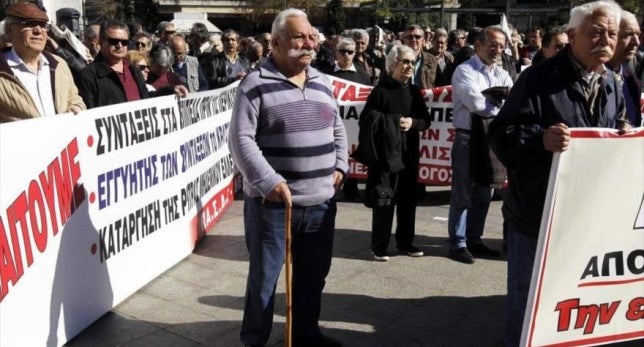 Los jubilados griegos que solo tienen cartilla no cobrarán hasta el miércoles Los jubilados griegos que solo tienen cartilla no cobrarán hasta el miércoles
