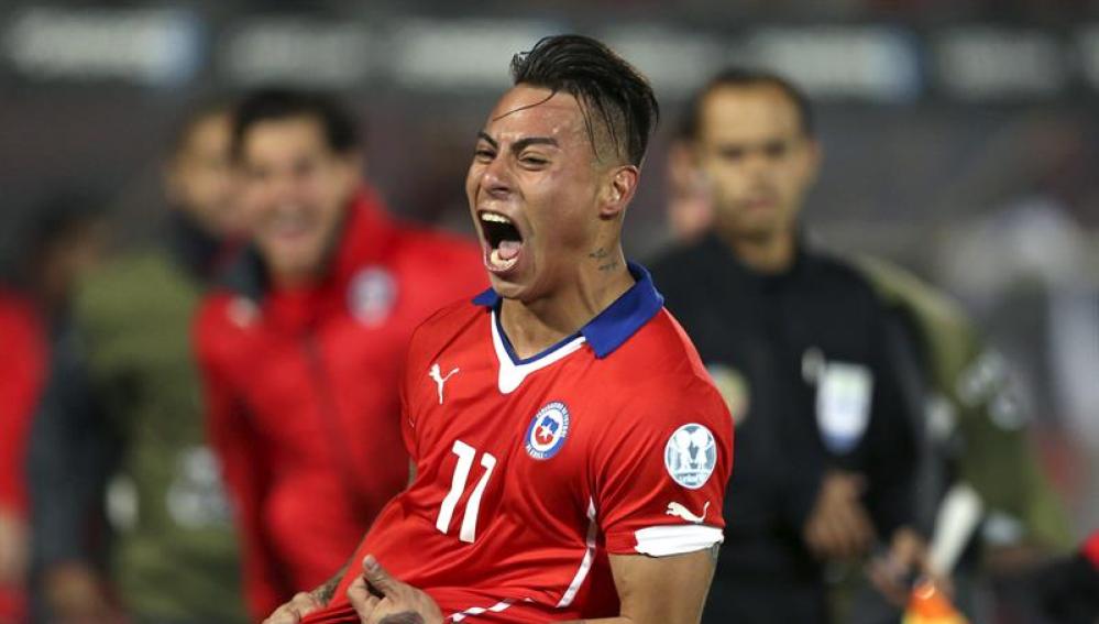 El delantero chileno Vargas celebra un gol frente a Perú