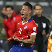 El delantero chileno Vargas celebra un gol frente a Perú