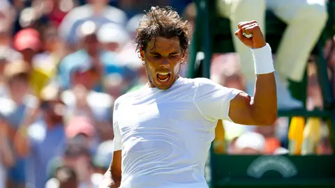 Rafa Nadal celebra su primera victoria en Wimbledon 2015 Rafa Nadal celebra su primera victoria en Wimbledon 2015