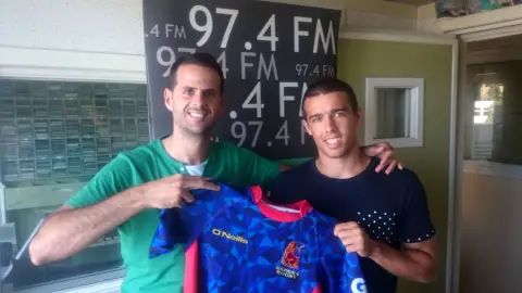 Facundo Munilla Facundo Munilla y Julio Rodríguez con la camiseta de la selección española de Rugby.