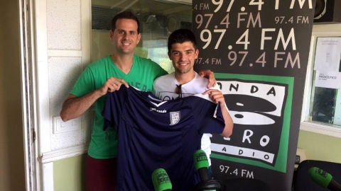 Salvi Bernal obsequia a Julio Rodr&iacute;guez una camiseta del UMA Antequera de f&uacute;tbol sala con el que ascendi&oacute; a Primera divisi&oacute;n.