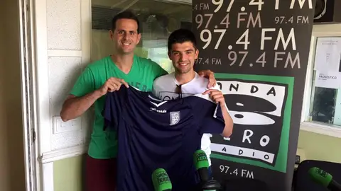 Salvi Bernal Salvi Bernal obsequia a Julio Rodríguez una camiseta del UMA Antequera de fútbol sala con el que ascendió a Primera división.