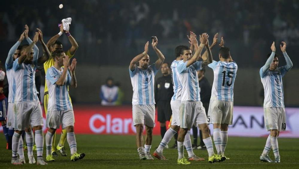Los jugadores argentinos celebran el pase a la final de la Copa América