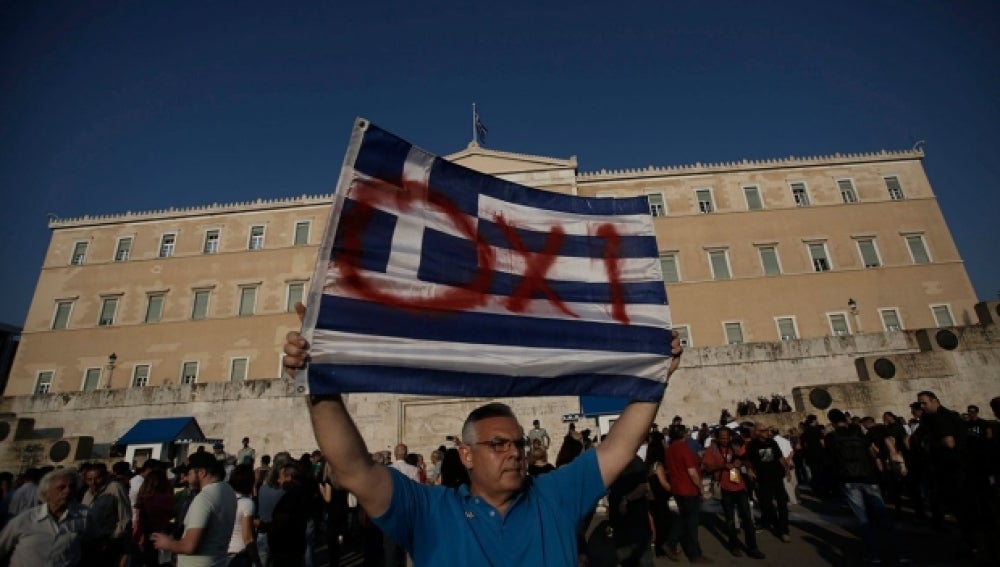 Varias personas a favor del no en el referéndum se manifiestan en la plaza Syntagma