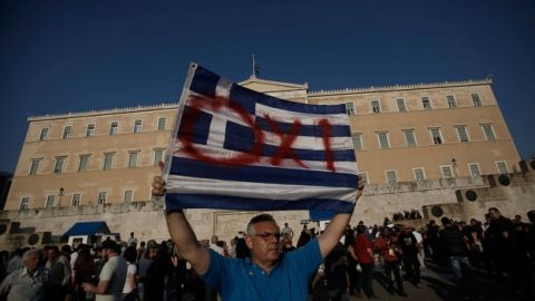 Varias personas a favor del no en el refer&eacute;ndum se manifiestan en la plaza Syntagma