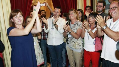 Francina Armengol se convierte en la primera mujer presidenta de Baleares tras ser investida con los votos a favor del PSIB, MES, Podemos y la abstenci&oacute;n del PI.
