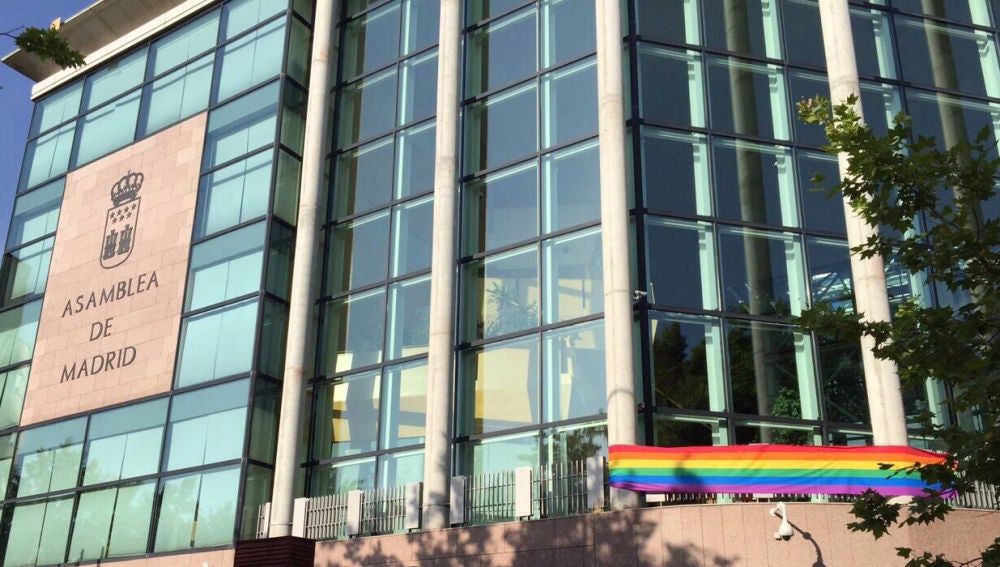 La bandera del arcoíris en la Asamblea de Madrid