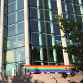 La bandera del arcoíris en la Asamblea de Madrid