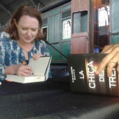 Paula Hawkins firmando 'La Chica del Tren'