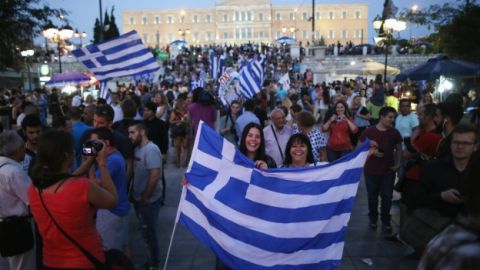 Griegos festejan la victoria del 'no' 