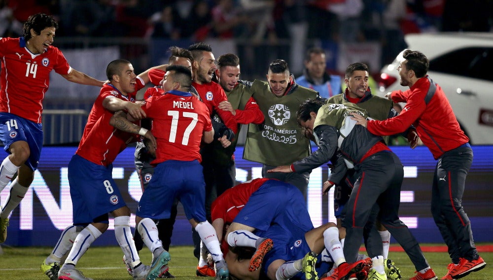 Los jugadores de Chile celebran la victoria