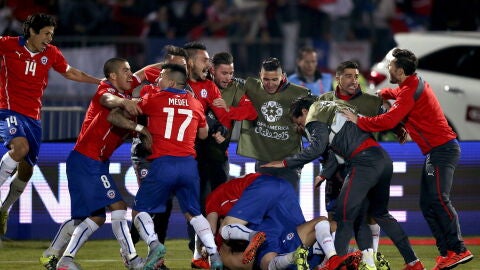 Los jugadores de Chile celebran la victoria