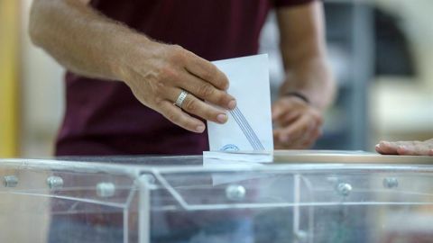 Ciudadano griego votando en el refer&eacute;ndum