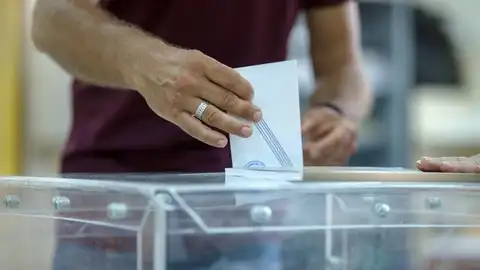 Ciudadano griego votando en el referéndum Ciudadano griego votando en el referéndum