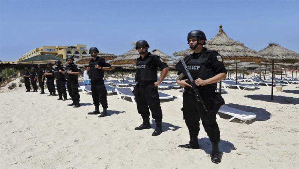 La policía vigila las playas del complejo turístico de Susa
