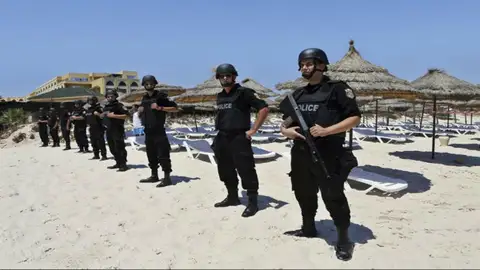 La policía vigila las playas del complejo turístico de Susa La policía vigila las playas del complejo turístico de Susa