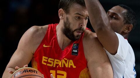 Marc Gasol, ante Nicolas Batum