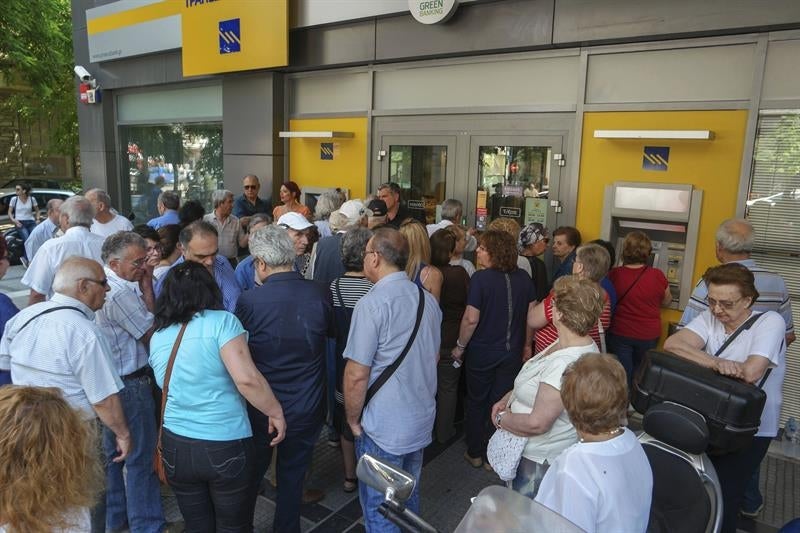 La economía en Grecia empieza a sufrir los efectos del corralito La economía en Grecia empieza a sufrir los efectos del corralito