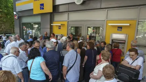 Pensionistas a las puertas de una sucursal bancaria Pensionistas a las puertas de una sucursal bancaria