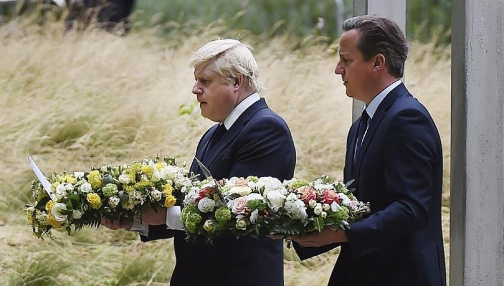 Boris Johnson y David Cameron depositan ofrendas florales por las víctimas del 7-J