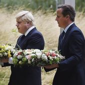 Boris Johnson y David Cameron depositan ofrendas florales por las víctimas del 7-J