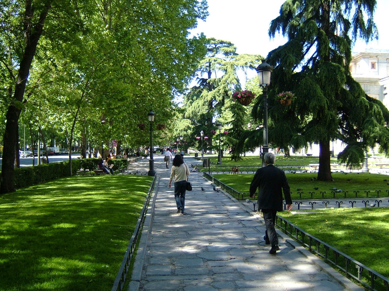 Los españoles optan por pasear, ver la tele y leer en su tiempo libre Los españoles optan por pasear, ver la tele y leer en su tiempo libre