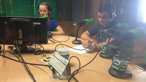 Susana Pedreira con Juan, nuestro becario Pedreira y el becario en directo en los estudios de Onda Cero Pontevedra