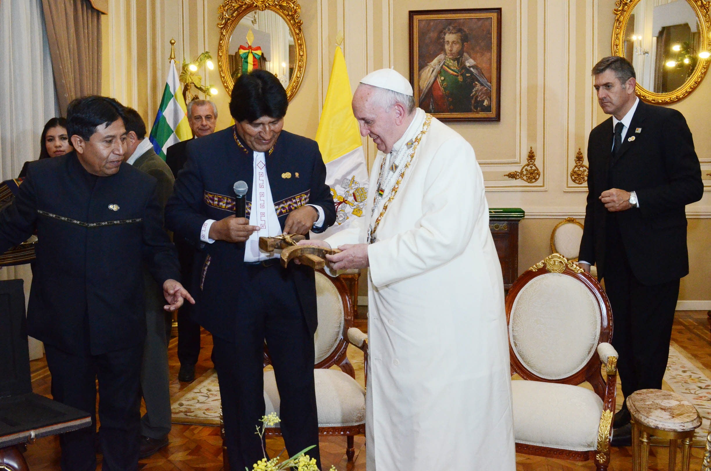 El Papa afirma que no se ofendió por la "cruz comunista" de Evo Morales El Papa afirma que no se ofendió por la "cruz comunista" de Evo Morales
