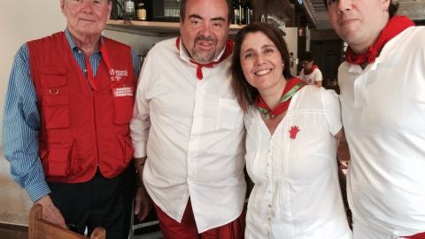 El periodista estadounidense, John Cummings y del actor y periodista mejicano, Carlos Millet. 