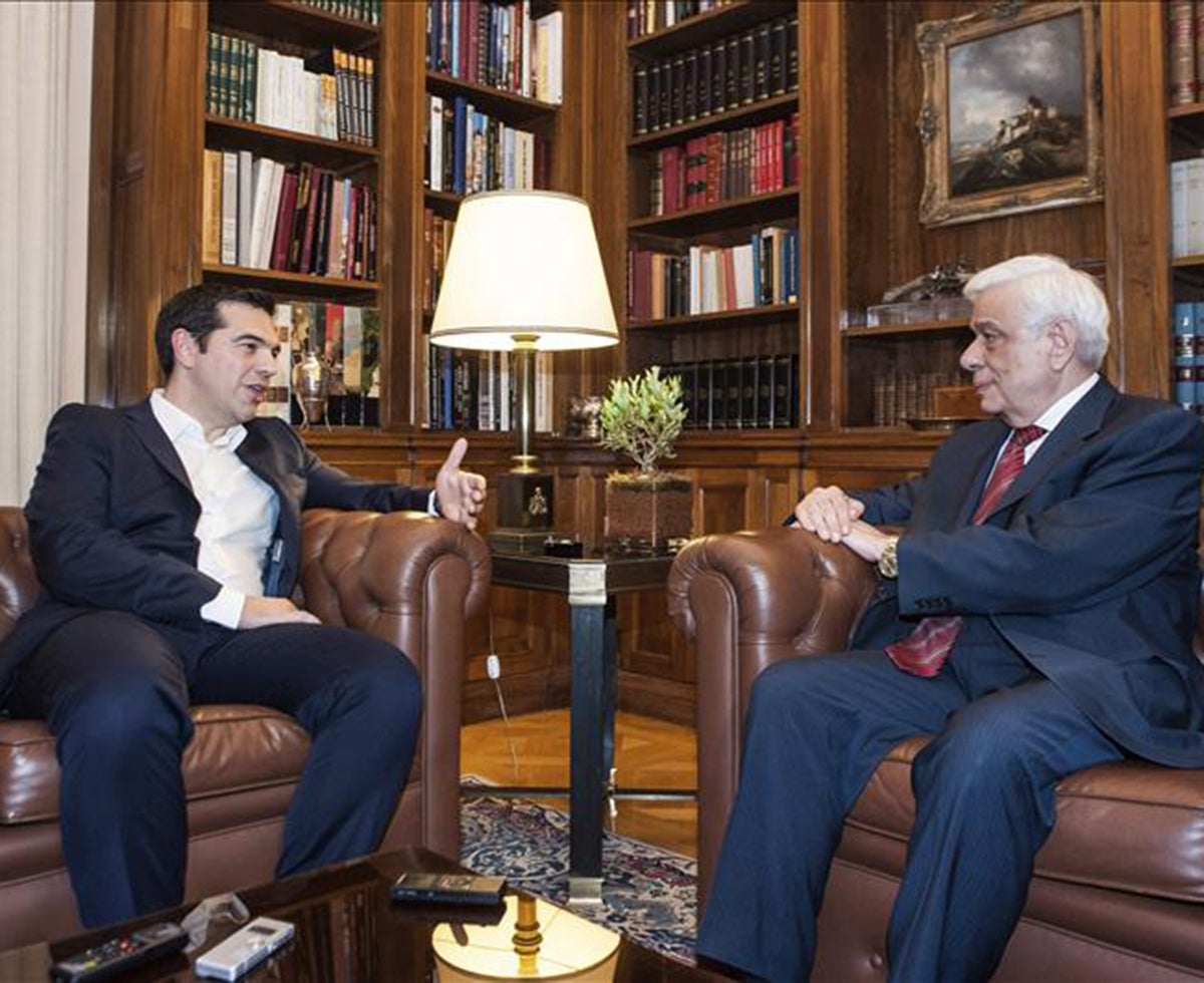 Tsipras se reúne con el presidente del país y el líder de la oposición para explicarles los recortes Tsipras se reúne con el presidente del país y el líder de la oposición para explicarles los recortes