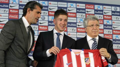 Luciano Vietto posando con la camiseta del Atl&eacute;tico de Madrid
