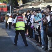 Varios usuarios hacen cola para coger el autobús en Londres