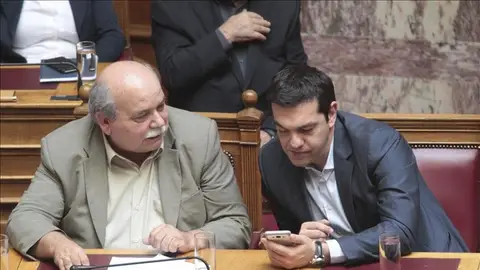Tsipras conversa con su ministro del Interior Nikos Vutsis Tsipras conversa con su ministro del Interior Nikos Vutsis