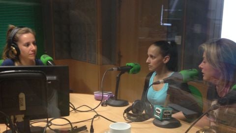 La due&ntilde;a de la taperia y la camarera con Susana Pedreira en el estudio central de Onda Cero Pontevedra