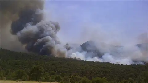 Imagen del incendio originado el domingo en el término municipal de Quesada (Jaén). Imagen del incendio originado el domingo en el término municipal de Quesada (Jaén).