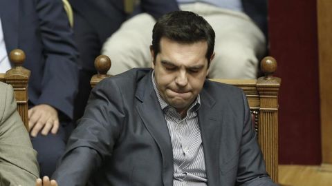 Tsipras durante la votaci&oacute;n en el Parlamento griego