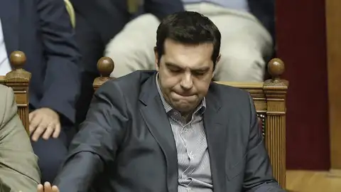 Tsipras durante la votación en el Parlamento griego Tsipras durante la votación en el Parlamento griego