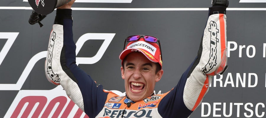 Marc Márquez celebra el triunfo en Moto GP Marc Márquez celebra el triunfo en Moto GP