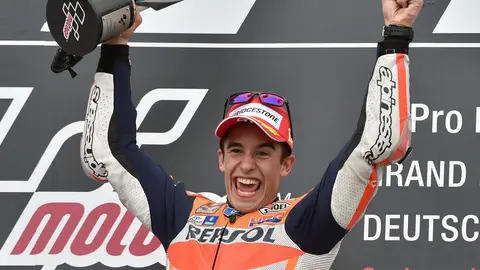 Marc Márquez celebra el triunfo en Moto GP Marc Márquez celebra el triunfo en Moto GP
