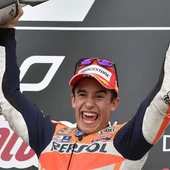 Marc Márquez celebra el triunfo en Moto GP Marc Márquez celebra el triunfo en Moto GP