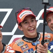 Márquez, Rossi y Pedrosa se hacen un selfie en el podium del GP de Alemania