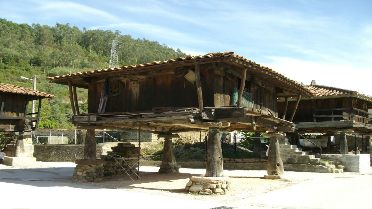Un paseo por los hórreos de Bueño Un paseo por los hórreos de Bueño