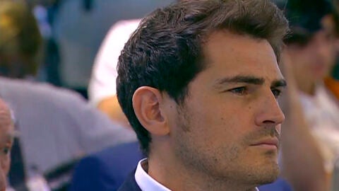 Iker Casillas escucha a Florentino P&eacute;rez