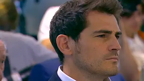 Iker Casilllas mira a Florentino Pérez Iker Casilllas mira a Florentino Pérez