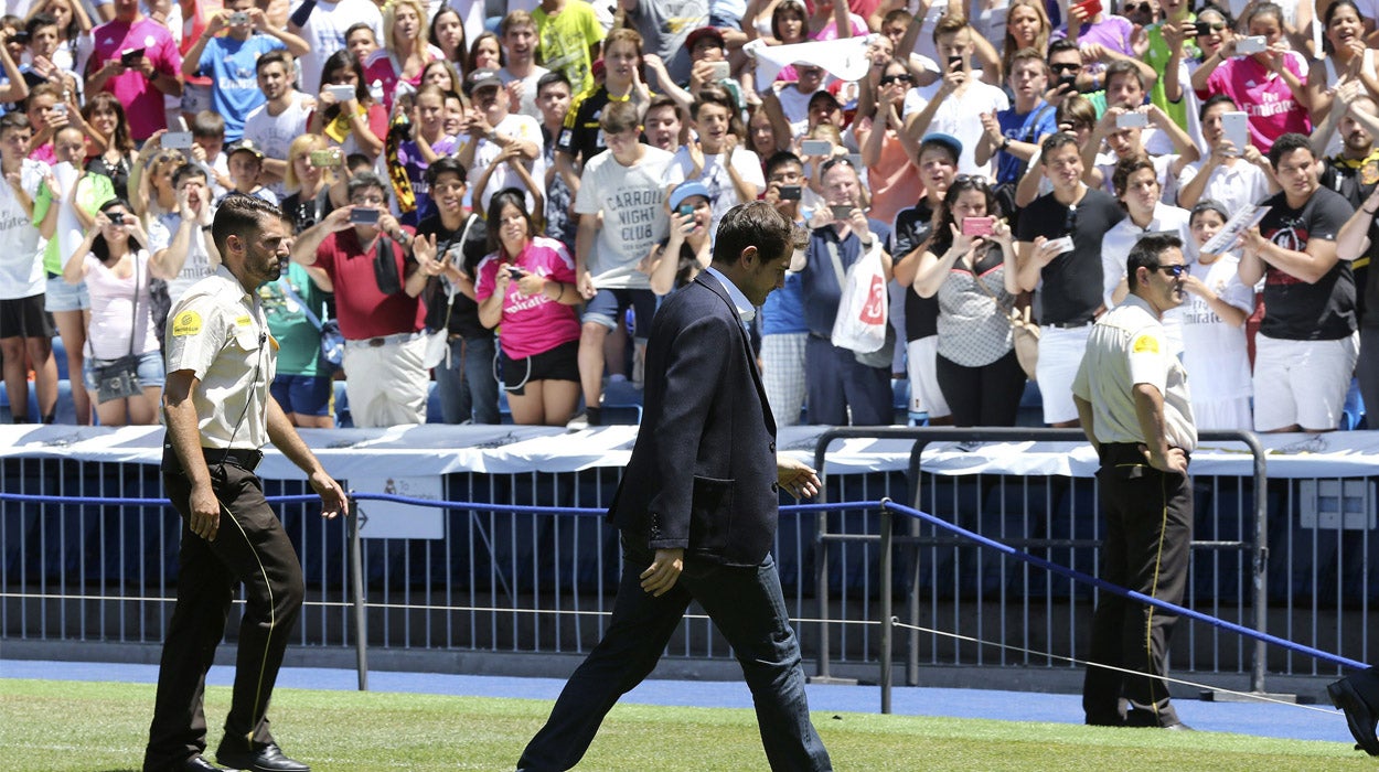 Centenares de aficionados del Real Madrid piden la dimisión de Florentino Pérez Centenares de aficionados del Real Madrid piden la dimisión de Florentino Pérez